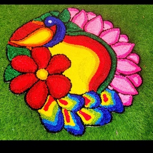 Rangoli Floral de Pavo Real Hecho a Mano con Diseño Vibrante en Colores Vivos para Diwali, Bodas, Festivales, Decoración de Pooja, Decoración Ecológica para el Suelo - Product Image 1
