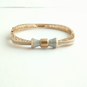 Bracelet jonc en or rose 18 carats avec diamants pour femme, design géométrique élégant, bijoux fins, cadeau pour mariage ou fête, finition polie haute brillance - Product Image 3