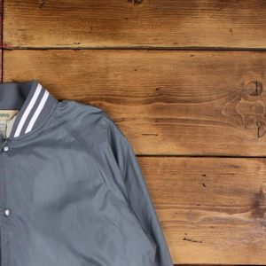 Chaqueta Varsity Gris para Hombre de la Marca Fire Athlete, con Logotipo Bordado, Cuello Camisero, Corte Regular, Ropa Casual de Otoño - Product Image 2