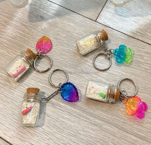 Matériau PS durable imprimé UV Conception unique de bouteille de sable naturel Charme de requin drôle Porte-clés souvenir Idée cadeau - Product Image 4