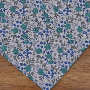 Tela de Algodón Blanca Tejida a Mano, Transpirable y Ligera, con Estampado de Bloques de Flores y Hojas en Azul y Verde para Vestidos Kurtis y Manualidades - Product Image 2