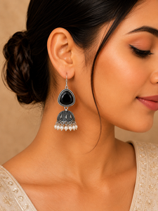 Boucles d'oreilles Jhumka en onyx noir |   Boucles d'oreilles pendantes en argent oxydé avec perles |   Bijoux Statement Gothiques Bohèmes |   Cadeau fait main pour femmes - Product Image 3