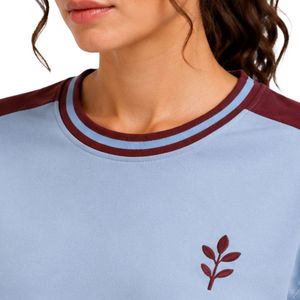 Conjunto de dos piezas informal personalizado para mujer, camiseta de manga corta azul polvo y pantalones anchos color borgoña, con contraste. - Product Image 4