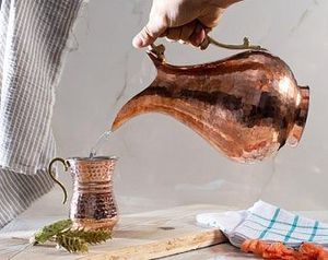 Carafe en cuivre artisanale avec couvercle et verres, ensemble de vaisselle en métal pour servir de l'eau ou du jus, durable, réutilisable, pour la cuisine. - Product Image 6