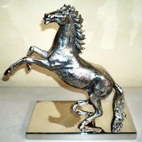 Statue de cheval classique en aluminium moulé pour une présentation sophistiquée dans un salon, avec une texture lisse et une présence audacieuse