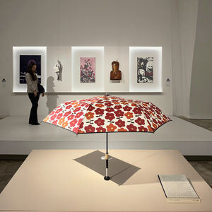 Paraguas Compacto Manual de 21 Pulgadas, Resistente al Viento, con Protección UV, Diseño Floral Estilo Japonés, Minimalista, Plegable en 3 Secciones, para Protección Solar - Product Image 2