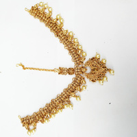 Parure de bijoux indienne tendance classique : collier ras-du-cou, boucles d'oreilles et coiffe pour fiançailles, anniversaire, mariage, fête – en alliage d'or traditionnel