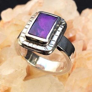 Anillo de Sugilita – Anillo Gótico de Filigrana con Gema Azul Brillante, Anillo de Plata Hecho a Mano, Regalo para Ella - Product Image 4