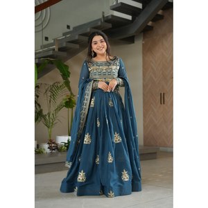 Robe de mariée en soie brodée de sequins multicolores et dupatta pour Lehenga Choli - Product Image 5