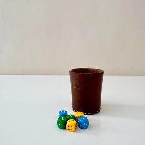 Gobelet à dés en cuir premium marron et noir avec logo personnalisé, ensemble de jeu professionnel silencieux avec doublure en feutre, différentes tailles - Product Image 1