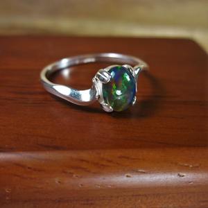 Anillo de compromiso minimalista de ópalo de fuego Halo, plata de ley 925 chapada en oro, engaste de púas, ópalo negro natural Welo, para boda de terceros - Product Image 4