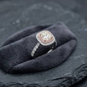 Anillo de compromiso con diamante moissanita de corte cojín, anillo de doble halo con tallo dividido para mujer - Product Image 5