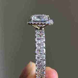 Anillo de Compromiso con Diamante de Corte Radiante, Unisex, Chapado en Oro Rosa de 18k, Banda de Eternidad con Corte Esmeralda, Halo, Lujoso, Certificado IGI - Product Image 2