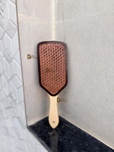 Nuevo Cepillo para el Cabello de Madera y Cuero Trabado a Mano con Patrón Tejido, Diseño Moderno Minimalista Hecho a Mano, Forma Rectangular para Uso Diario - Product Image 5