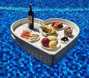 AC00034 plateau de petit-déjeuner flottant en forme de coeur de haute qualité plateau de service en rotin pour la maison hôtels piscines Vietnam bois métal - Product Image 3