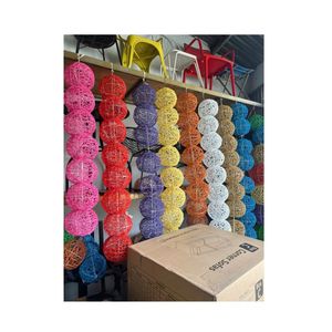 Décoration suspendue artisanale en corde de papier multicolore, rotin et osier, forme boule ronde - Product Image 1