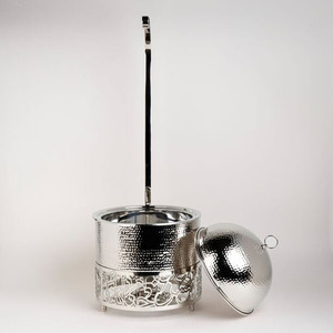 Plat à réchaud élégant en métal argenté martelé avec couvercle en dôme et support découpé, idéal pour les fêtes et la présentation lors des services de traiteur - Product Image 4