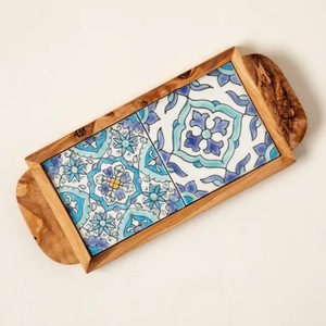 Plateau décoratif en bois rectangulaire avec motif bleu et blanc, design méditerranéen pour la décoration de table - Product Image 4
