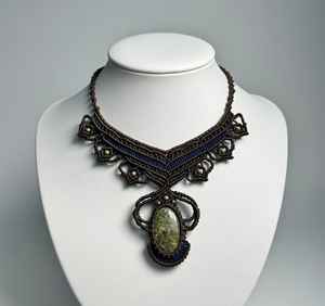 Chaîne en bambou macramé vert foncé ornée |   Bijou classique en forme de boule, tressage complexe, style forêt |   HARI OM CREATIONS - Product Image 2