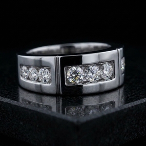 Anillo de Compromiso para Hombre RAAMAA de Oro Blanco de 10k con Diamante Cultivado en Laboratorio, Corte Redondo, Banda Ancha con Paneles Segmentados - Product Image 1