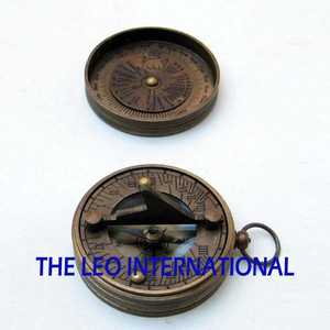 Brújula de Mesa Original de Fábrica para Viajes y Aventuras al Aire Libre con Base de Madera, Adorno Decorativo de Oficina con Acabado Dorado Brillante - Product Image 2
