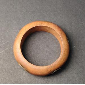 Brazalete Clásico Redondo de Madera Dura con Decoración de Botón de Latón Incrustado - Joyería de Madera Natural Pulida a Mano - Estilo Étnico Unisex - Product Image 6