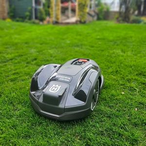 Tondeuse à gazon Husqvarna 305E NERA en gros, idéale pour les détaillants, les aménageurs paysagers et les gestionnaires de propriétés recherchant un équipement durable et de haute valeur - Product Image 2