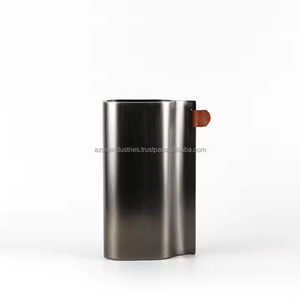 Florero moderno de metal negro de estilo nórdico, florero de cuero para la decoración del hogar y el uso de bodas por Azora Industries - Product Image 3