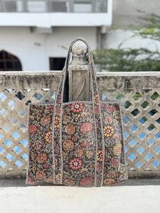 Sac à bandoulière matelassé en velours imprimé de qualité supérieure avec surpiqûres durables et un look moderne - Product Image 3