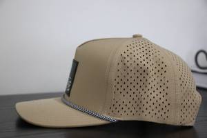 Casquettes de golf structurées à 5 panneaux, profil moyen, personnalisées, unisexes, couleur unie, patch logo avant, visière légèrement incurvée, métal, 100% polyester - Product Image 3