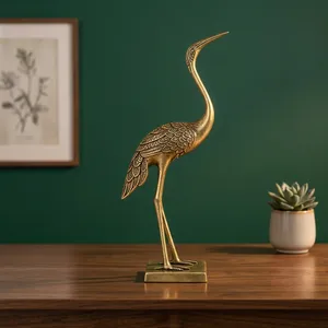 Sculpture d'oiseau grue en métal finition or antique de luxe avec détails de plumes gravés, élégante figurine de héron debout - Product Image 5