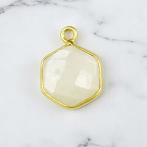 Colgante Hexagonal de Piedra Lunar Blanca de 10mm con Bisel Chapado en Oro, Joyería al por Mayor - Product Image 1