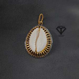 Colgante de Concha de Cauri Chapado en Oro de 18K con Circonitas Pavé, Acabado en Rodio, Joyería Hecha a Mano con Diseño de Cruz - Product Image 3