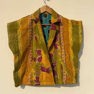 Chaleco Artesanal de Algodón Estilo Bohemio Kantha Reversible con Estampado Floral y Parches, Sin Mangas - Product Image 1