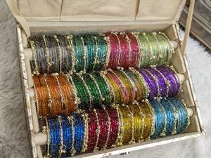 Boîte de 12 douzaines de bracelets de mariée traditionnels du Cachemire en verre multicolores avec breloques clochettes dorées - Product Image 1