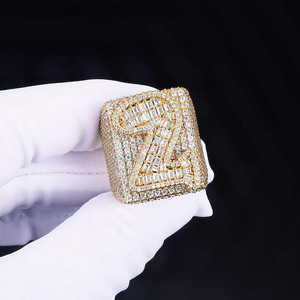 Anillo llamativo de moissanita en tono dorado, estilo hip hop, joyería para hombre, regalo de moda urbana de lujo y estilo audaz. - Product Image 3