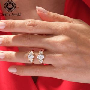 Bague de Fiançailles et d'Éternité Classique pour Femme Charm_Jewells en Argent Plaqué Or Rose 18K avec Moissanite Taille Coussin et Sertissage à Griffes IGI - Product Image 4