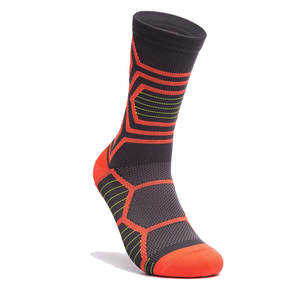 Chaussettes de sport pour hommes, respirantes, à compression, pour le basketball, le cyclisme, la gym, personnalisées OEM, de qualité supérieure, épaisses, super élastiques, chaussettes tube personnalisées - Product Image 5