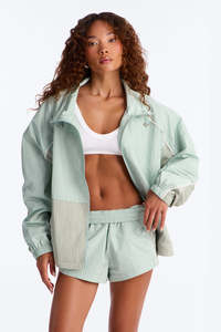 Ensemble de survêtement décontracté 2 pièces pour femme : coupe-vent léger, sweat à capuche froissé et short, taille élastique - Product Image 5