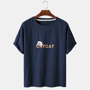 เสื้อยืดคอกลมแขนสั้นสีดำสำหรับผู้ชาย ผ้าฝ้าย 100% ทรงปกติ สไตล์ลำลอง พิมพ์ลายการ์ตูนแมว ด้านหน้ามีโลโก้ - Product Image 3