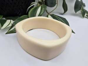 Bracelet manchette en résine ivoire fait main, géométrique, ondulé, crème, forme squoval, uni et massif, bijou artisanal - Product Image 1