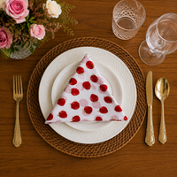 Ensemble de serviettes de table imprimées modernes faites à la main en coton 100% |   Serviettes en tissu doux réutilisables à imprimé fraises pour les dîners de mariage