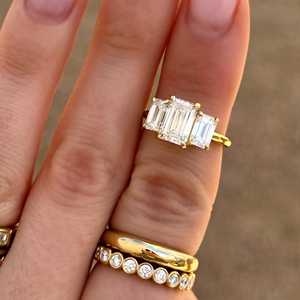 Anillo de Compromiso Personalizado de Oro Sólido de 10K/14K/18K con Diamante Cultivado en Laboratorio de 3 Quilates, Corte Esmeralda, Tres Piedras, Engaste de Tres Puntas, Certificado IGI - Product Image 4