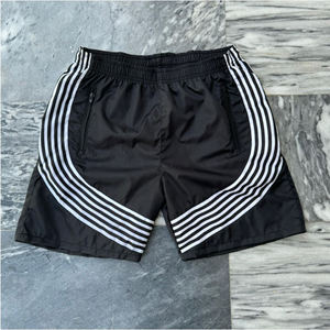 Shorts en nylon solide écologiques personnalisés pour hommes, idéaux pour la gym et la course à pied, séchage rapide, faible MOQ, directement de l'usine. - Product Image 5