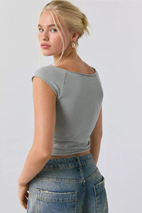 เสื้อยืดคอกลมสีชมพูสำหรับผู้หญิง ผ้าฝ้าย 100% แขนสั้นแบบครอป เสื้อแฟชั่นบูติก สั่งทำโลโก้ได้ ขายส่งเสื้อผ้าผู้หญิง - Product Image 3