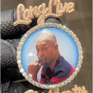 จี้ห้อยคอแบบฮิปฮอปชุบทองคำขาว 925 ประดับเพชรโมอิสซาไนต์ตามสั่ง พร้อมใส่รูปภาพและชื่อ - Product Image 1