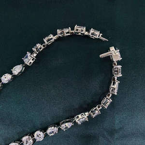 Collier pendentif en argent sterling avec grand pendentif en moissanite certifié IGI pour homme et femme - Product Image 3