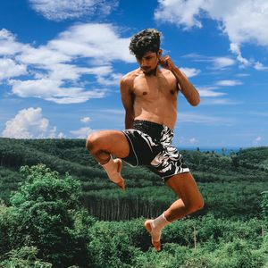 Shorts de Muay Thai de tela satinada ligera, logotipo personalizado, transpirables, para entrenamiento en el gimnasio, cintura elástica, ropa deportiva para hombres y mujeres - Product Image 4