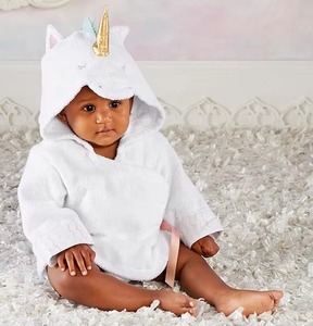 Serviette de bain à capuche blanche pour nouveau-nés, douce et absorbante, enveloppante, avec cornes et oreilles dorées - Product Image 1