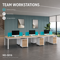 Poste de travail de bureau moderne pour six personnes à usage commercial, avec dessus en bois clair, panneaux d'intimité Aqua, cadres blancs et tiroir à dossiers mobile